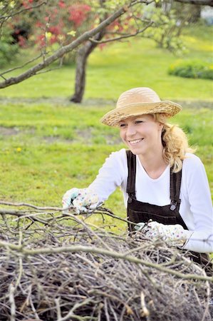 simsearch:400-08052054,k - Jeune femme nettoyage des branches d'arbre Photographie de stock - Aubaine LD & Abonnement, Code: 400-04139511