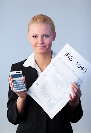 simsearch:400-05339747,k - Femme d'affaires cherchant à combler en impôt retourne Photographie de stock - Aubaine LD & Abonnement, Code: 400-04130509