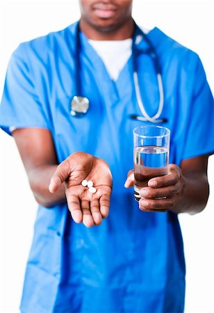 simsearch:400-04130714,k - Docteur Young afro-américaine détenant des pilules et verre d'eau devant la caméra Photographie de stock - Aubaine LD & Abonnement, Code: 400-04130709