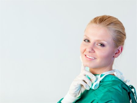 simsearch:400-04129952,k - Young Female Chirurg mit ihrer Maske aus lächelnd in die Kamera Stockbilder - Microstock & Abonnement, Bildnummer: 400-04130909