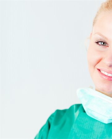 simsearch:400-04129952,k - Young Female Chirurg mit ihrer Maske aus lächelnd in die Kamera Stockbilder - Microstock & Abonnement, Bildnummer: 400-04130911