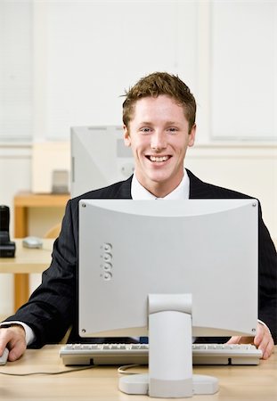 simsearch:400-04132930,k - Homme d'affaires travaillant sur ordinateur Photographie de stock - Aubaine LD & Abonnement, Code: 400-04132723