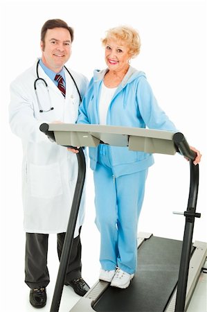 Femme senior en bonne santé sur un tapis roulant, debout à côté de son médecin. Isolé sur fond blanc. Photographie de stock - Aubaine LD & Abonnement, Code: 400-04133150
