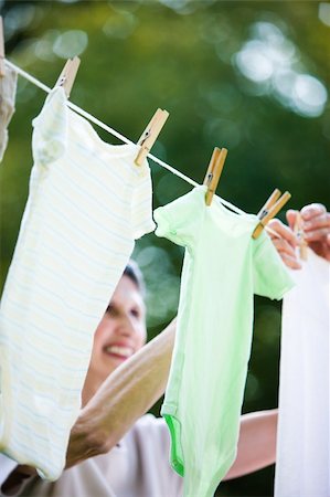 simsearch:693-06019442,k - Femme accrocher les vêtements sur une ligne à sec extérieur Photographie de stock - Aubaine LD & Abonnement, Code: 400-04133537