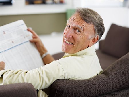 simsearch:6113-09241462,k - senior man reading newspaper at home and looking over shoulders Photographie de stock - Aubaine LD & Abonnement, Code: 400-04144230