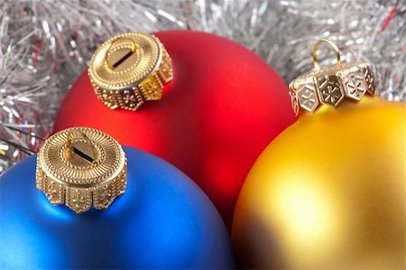 simsearch:400-04411980,k - Colorful christmas balls in silver garland background Fotografie stock - Microstock e Abbonamento, Codice: 400-04146928