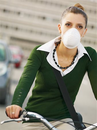 woman with dust mask commuting on bicycle Photographie de stock - Aubaine LD & Abonnement, Code: 400-04146961