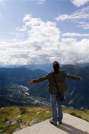 simsearch:400-08186089,k - Young man standing on the top of a mountain Photographie de stock - Aubaine LD & Abonnement, Code: 400-04149212