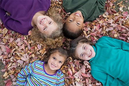 simsearch:400-05166871,k - Four Girls Playing in Fall Leaves Foto de stock - Royalty-Free Super Valor e Assinatura, Número: 400-04149489
