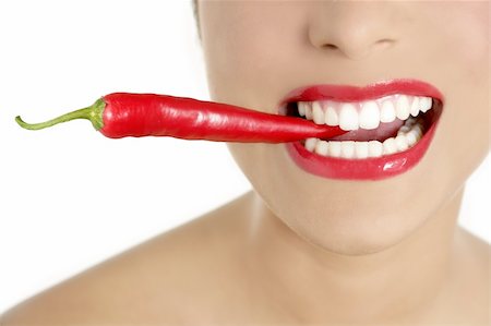 simsearch:400-04575822,k - Dents de belle femme mangeant des red hot chili pepper Photographie de stock - Aubaine LD & Abonnement, Code: 400-04140675