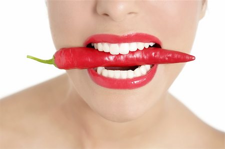 simsearch:400-04575822,k - Dents de belle femme mangeant des red hot chili pepper Photographie de stock - Aubaine LD & Abonnement, Code: 400-04140676