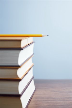 simsearch:614-01702142,k - pile of books and pencil on desk. Selective focus, copy space Foto de stock - Royalty-Free Super Valor e Assinatura, Número: 400-04140814