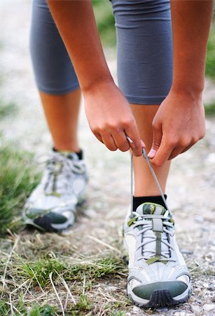 Chaussures de course étant attaché par une femme se prépare pour le jogging. Photographie de stock - Aubaine LD & Abonnement, Code: 400-04141101