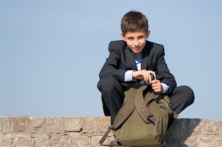 simsearch:400-04643781,k - a successful school student is sitting on the stones and holding his schoolbag in his hands Foto de stock - Super Valor sin royalties y Suscripción, Código: 400-04141471