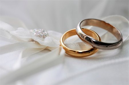 simsearch:400-04694901,k - Wedding rings on a satiny fabric Stock Photo - Budget Royalty-Free & Subscription, Code: 400-04142348