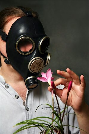 L'homme dans un masque à gaz avec des fleurs Photographie de stock - Aubaine LD & Abonnement, Code: 400-04143098