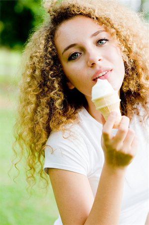 eastwestimaging (artist) - A young pretty teenage girl with ice cream cone outside Fotografie stock - Microstock e Abbonamento, Codice: 400-04143592
