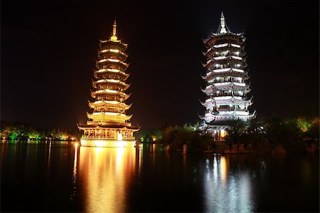 silver pagoda - Night shot of Pagodas representing the Sun and the Moon in Guilin, China Foto de stock - Super Valor sin royalties y Suscripción, Código: 400-04143775