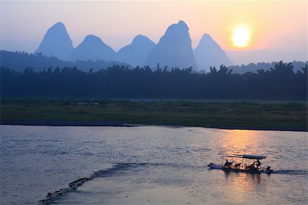 simsearch:673-08139284,k - Sunrise with bamboo boat at Yangshuo on the Li River, China Stockbilder - Microstock & Abonnement, Bildnummer: 400-04143776