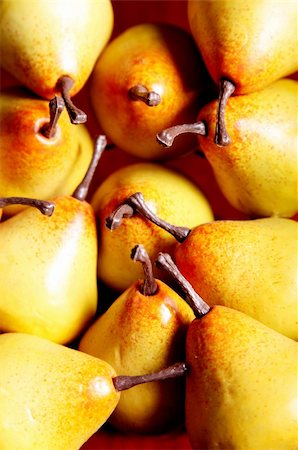 Several yellow pears on a wooden surface Foto de stock - Royalty-Free Super Valor e Assinatura, Número: 400-04154444