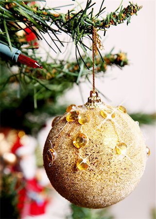 Golden ball hanging on the Christmas tree Foto de stock - Royalty-Free Super Valor e Assinatura, Número: 400-04154445
