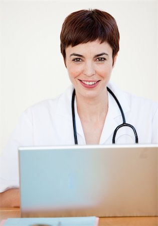 simsearch:400-04024679,k - Attractive young Doctor sitting at desk in Hospital Stockbilder - Microstock & Abonnement, Bildnummer: 400-04154795