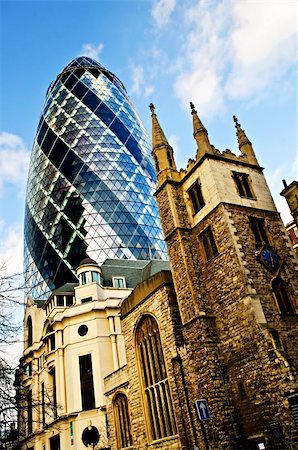 simsearch:400-05174392,k - Gherkin building contrasted with old gothic church of St. Andrew Undershaft in London England Foto de stock - Royalty-Free Super Valor e Assinatura, Número: 400-04155061