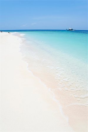 white sand beach of small island near palawan in the philippines with traditional banka outrigger diveboat in background Foto de stock - Super Valor sin royalties y Suscripción, Código: 400-04156061