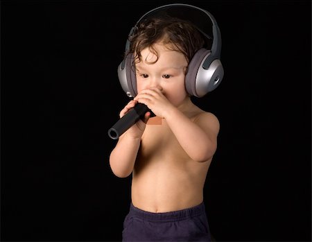 simsearch:400-04196952,k - Sing baby with headphone and microphones, on a black background. Foto de stock - Royalty-Free Super Valor e Assinatura, Número: 400-04156569