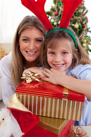 simsearch:400-04147489,k - Portrait of a mother and her daughter holding Christmas presents in the living-room Photographie de stock - Aubaine LD & Abonnement, Code: 400-04156813