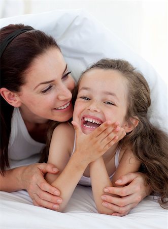 simsearch:400-05749479,k - Little girl and her mother having fun on bed together Foto de stock - Royalty-Free Super Valor e Assinatura, Número: 400-04157487