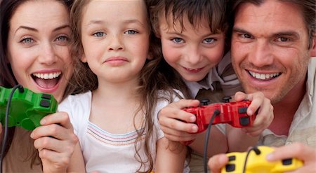 Happy family playing video games at home Photographie de stock - Aubaine LD & Abonnement, Code: 400-04157560