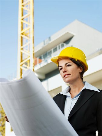 simsearch:400-04238062,k - female engineer looking at blueprints in construction site Photographie de stock - Aubaine LD & Abonnement, Code: 400-04158092