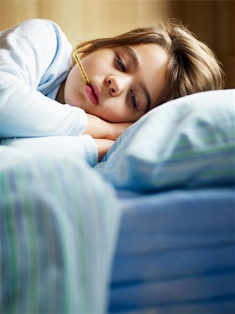 simsearch:614-03020225,k - girl taking temperature in bed. Copy space Fotografie stock - Microstock e Abbonamento, Codice: 400-04158100