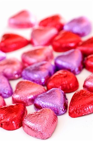 simsearch:400-04685521,k - Valentine's chocolates wrapped in red and purple foil on white background Photographie de stock - Aubaine LD & Abonnement, Code: 400-04158531
