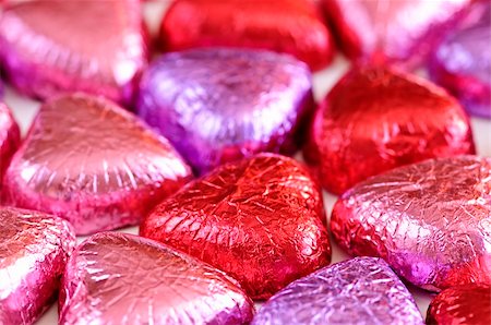 simsearch:400-04685521,k - Background of Valentine's chocolates wrapped in red and purple foil Photographie de stock - Aubaine LD & Abonnement, Code: 400-04158532