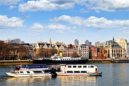 London skyline view from Thames river against blue sky Fotografie stock - Microstock e Abbonamento, Codice: 400-04158564