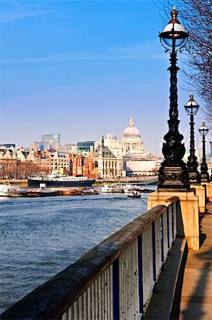 simsearch:400-04654037,k - View of St. Paul's Cathedral from South Bank of Thames river in London Foto de stock - Royalty-Free Super Valor e Assinatura, Número: 400-04158563