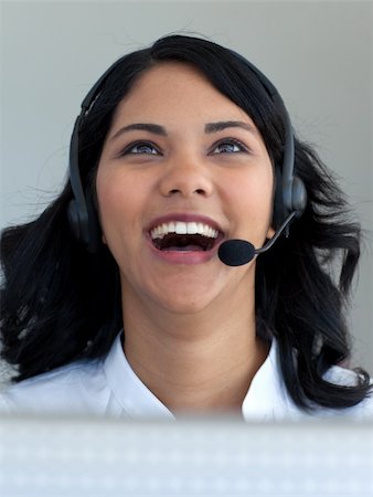 simsearch:400-03990860,k - Sourire de femme d'affaires, parler sur un casque d'écoute dans un centre d'appels Photographie de stock - Aubaine LD & Abonnement, Code: 400-04150331