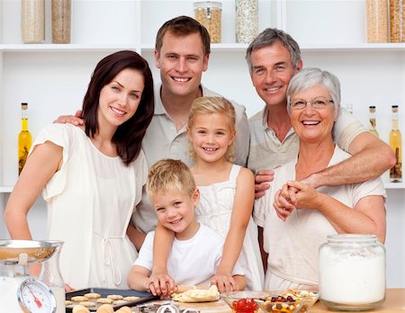 simsearch:695-05773760,k - Grandparents, parents and children baking in the kitchen Photographie de stock - Aubaine LD & Abonnement, Code: 400-04150697