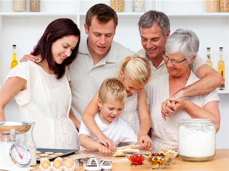 simsearch:400-04151115,k - Brother and sister baking in the kitchen with their grandparents and parents Foto de stock - Super Valor sin royalties y Suscripción, Código: 400-04150698