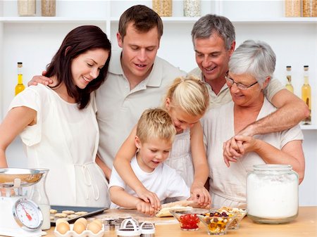 simsearch:695-05773760,k - Brother and sister baking in the kitchen with their grandparents and parents Photographie de stock - Aubaine LD & Abonnement, Code: 400-04150698