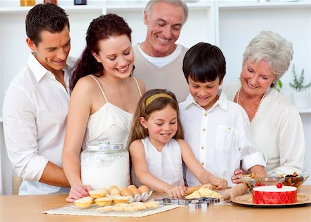 simsearch:695-05773760,k - Parents and granparents looking at children baking in the kitchen Photographie de stock - Aubaine LD & Abonnement, Code: 400-04150701