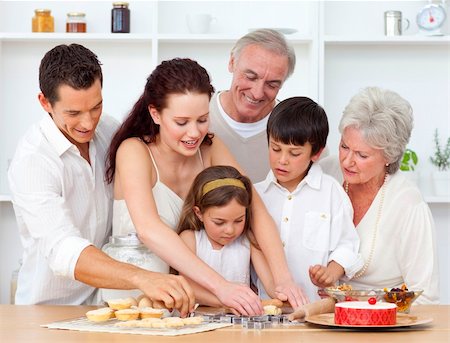 simsearch:400-04151115,k - Happy parents, grandparents and children baking in the kitchen Foto de stock - Super Valor sin royalties y Suscripción, Código: 400-04150712