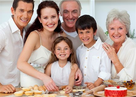 simsearch:695-05773760,k - Portrait of happy parents, grandparents and children baking in the kitchen Photographie de stock - Aubaine LD & Abonnement, Code: 400-04150713