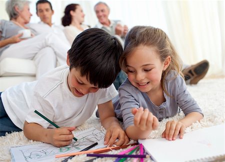 simsearch:400-04198769,k - Children painting with their parents and grandparents in sofa at home Foto de stock - Super Valor sin royalties y Suscripción, Código: 400-04150745