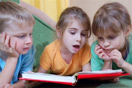 simsearch:400-06747549,k - group of 5 year old kids reading their first "real thick" book themselves Foto de stock - Super Valor sin royalties y Suscripción, Código: 400-04150904