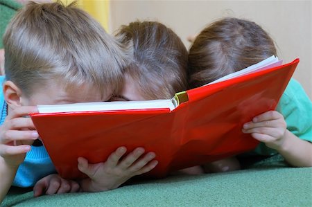 simsearch:400-05178086,k - three 5 year old kid reading the same book Photographie de stock - Aubaine LD & Abonnement, Code: 400-04150905