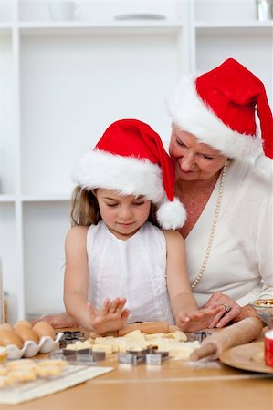 simsearch:400-04151115,k - Smiling grandmother and little girl baking Christmas cakes Foto de stock - Super Valor sin royalties y Suscripción, Código: 400-04151100