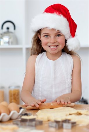simsearch:695-05773760,k - Happy family baking in kitchen Christmas cakes in the kitchen Photographie de stock - Aubaine LD & Abonnement, Code: 400-04151115